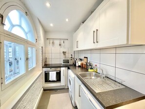 Réfrigérateur, micro-ondes, four, plaque de cuisson