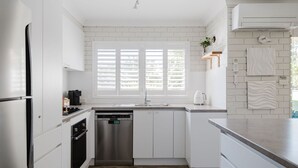 Kaffetrakter/tekoker, kjøleskap, mikrobølgeovn og ovn