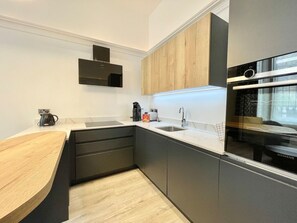 Kühlschrank, Ofen, Geschirrspüler, Kochgeschirr/Geschirr/Besteck