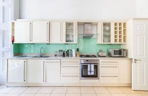 Kjøleskap, mikrobølgeovn, ovn og kokeplater