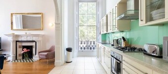 Classy 2 bed apartment with high ceilings