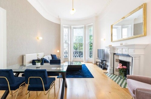 Classy 2 bed apartment with high ceilings