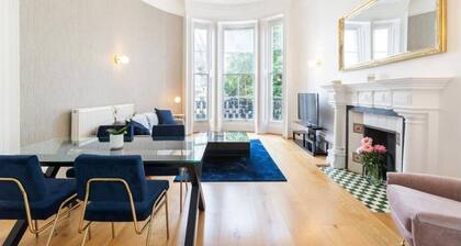 Classy 2 bed apartment with high ceilings