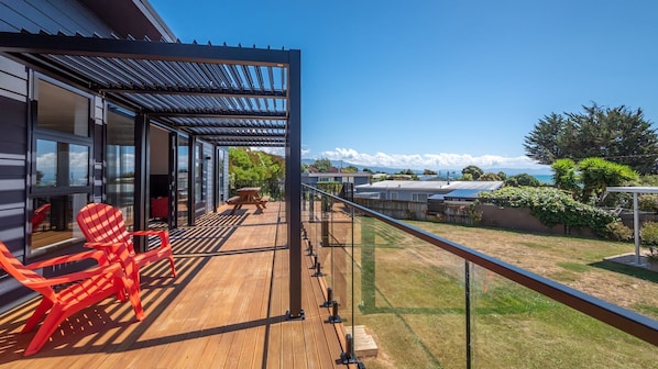 Terrace/patio - A new family home just a few steps from the beach (Pohara)