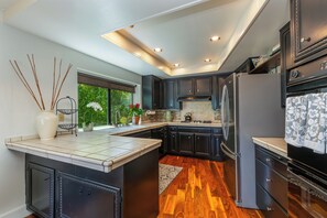 Mikrobølgeovn, ovn, kokeplater og oppvaskmaskin