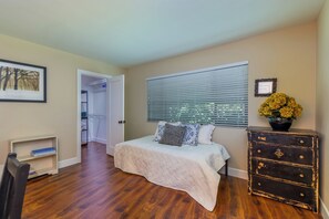 3 chambres, fer et planche à repasser, Wi-Fi, draps fournis