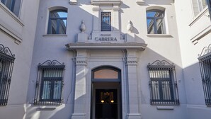 Fachada de un edificio con el nombre "PALACIO CABRERA" sobre la entrada.
