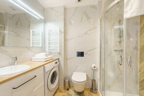 Apartment | Badezimmer | Handtücher, Toilettenpapier