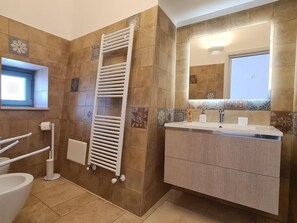 House | Bathroom - Trulli-style Chalet Near Forest Walks (Locorotondo)