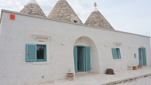 Ein Gebäude mit drei kegelförmigen Dächern und einer weißen Fassade.