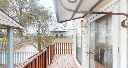 Gorgeous riverfront townhouse with balcony, boat dock & private W/D