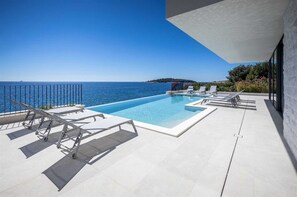 Piscina a l'aire lliure i piscina climatitzada 