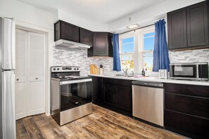 Fridge, microwave, oven, stovetop - GAME DAY Haven: Sleeps 10, Near Notre Dame & DT! (South Bend)