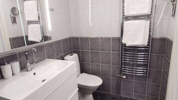 HÄrtork, handdukar, tvÄl och toalettpapper