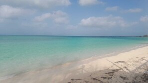 A beach with clear turquoise water and a sandy shore. - Cat Island Paradise . Overlooking turquoise waters and sky, sunrise and sunset. (Cutlass Bay)