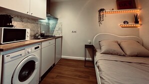 A compact kitchen with a microwave, washing machine, and a small countertop. - Mini - Small but cozy! (Brignoles)