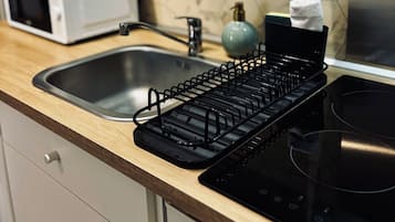 Réfrigérateur, micro-ondes, plaque de cuisson, cafetière/bouilloire