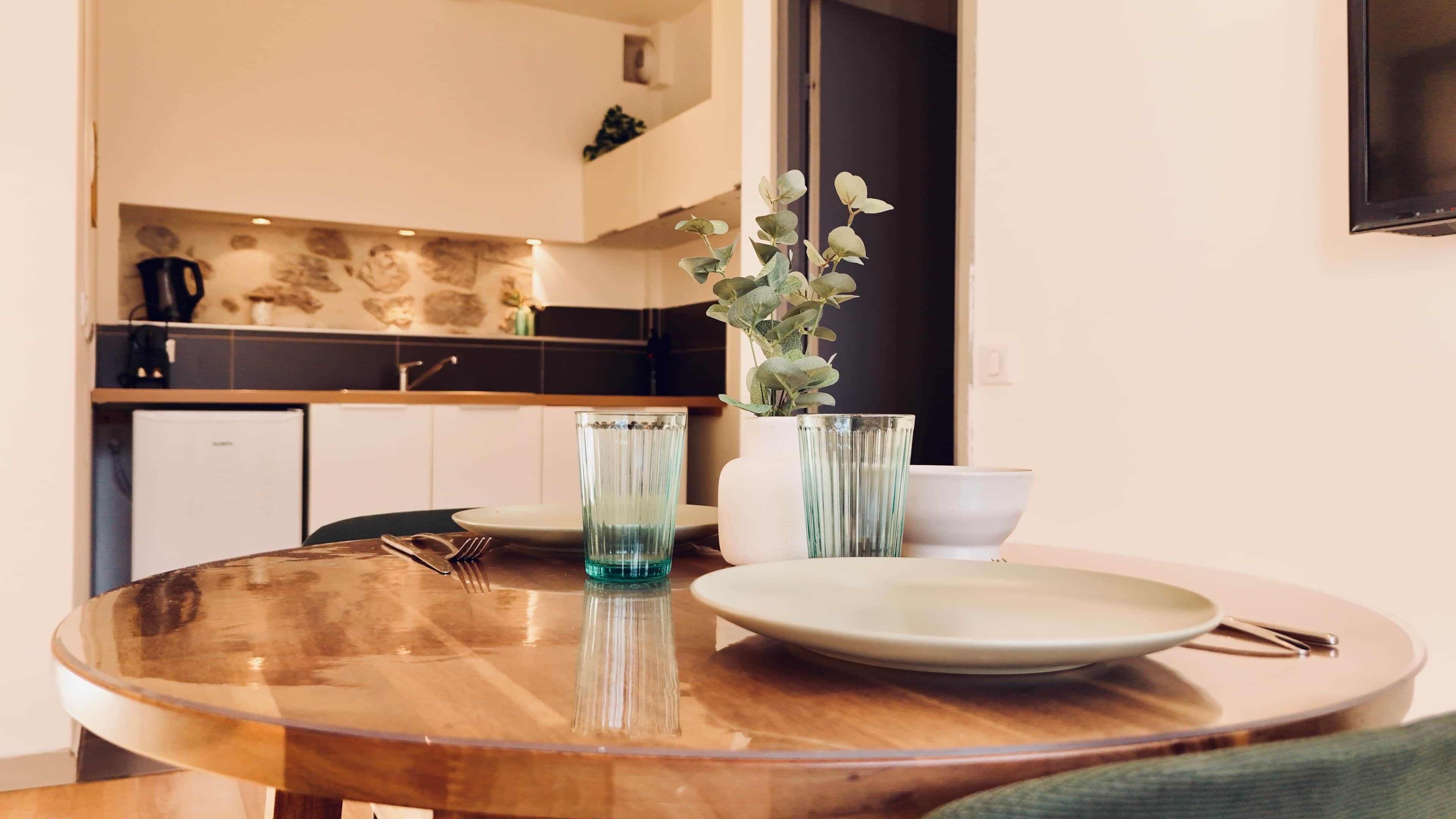 Réfrigérateur, micro-ondes, plaque de cuisson, cafetière/bouilloire