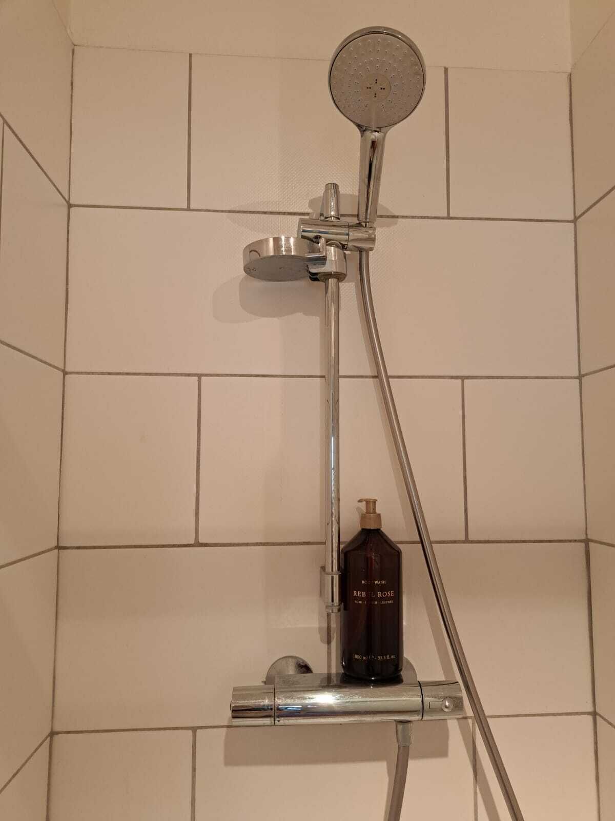 Een haardroger, handdoeken, toiletpapier