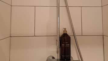 Een haardroger, handdoeken, toiletpapier