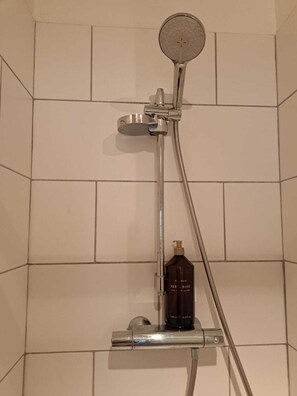 Een haardroger, handdoeken, toiletpapier