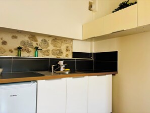 Kühlschrank, Mikrowelle, Herdplatte, Wasserkocher mit Kaffee-/Teezubehör