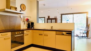 Fridge, oven, stovetop, coffee/tea maker