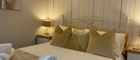 1 dormitorio, escritorio, tabla de planchar con plancha y cuna de viaje