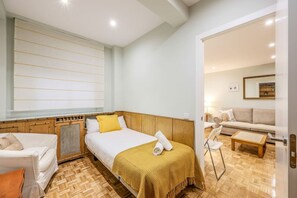 2 bedrooms, desk, WiFi, bed sheets - Stylish Flat in Madrid Close to River & City Life (Madrid)