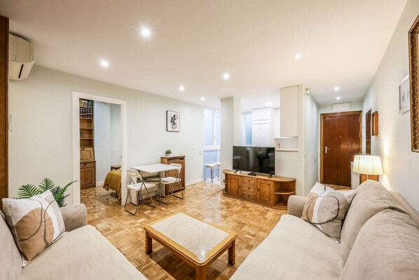 TV - Stylish Flat in Madrid Close to River & City Life (Madrid)