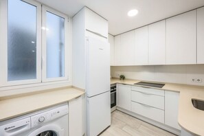 Microondas, horno, cafetera o tetera y utensilios de cocina