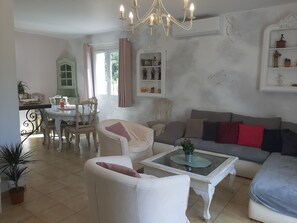 Televisión, reproductor de DVD, futbolito, libros