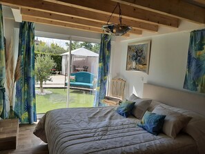 3 sovrum, värdeförvaringsskåp på rummet och skrivbord