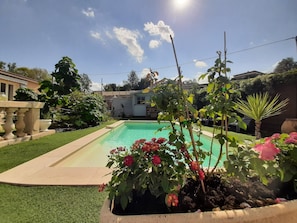 Utomhuspool och uppvärmd pool