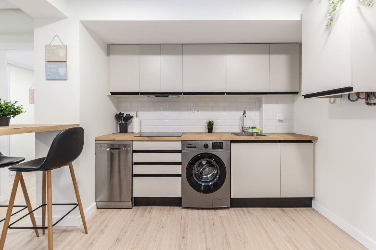 Een koelkast, een magnetron, een kookplaat, een vaatwasser