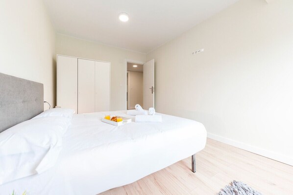 3 bedrooms, desk, WiFi, bed sheets