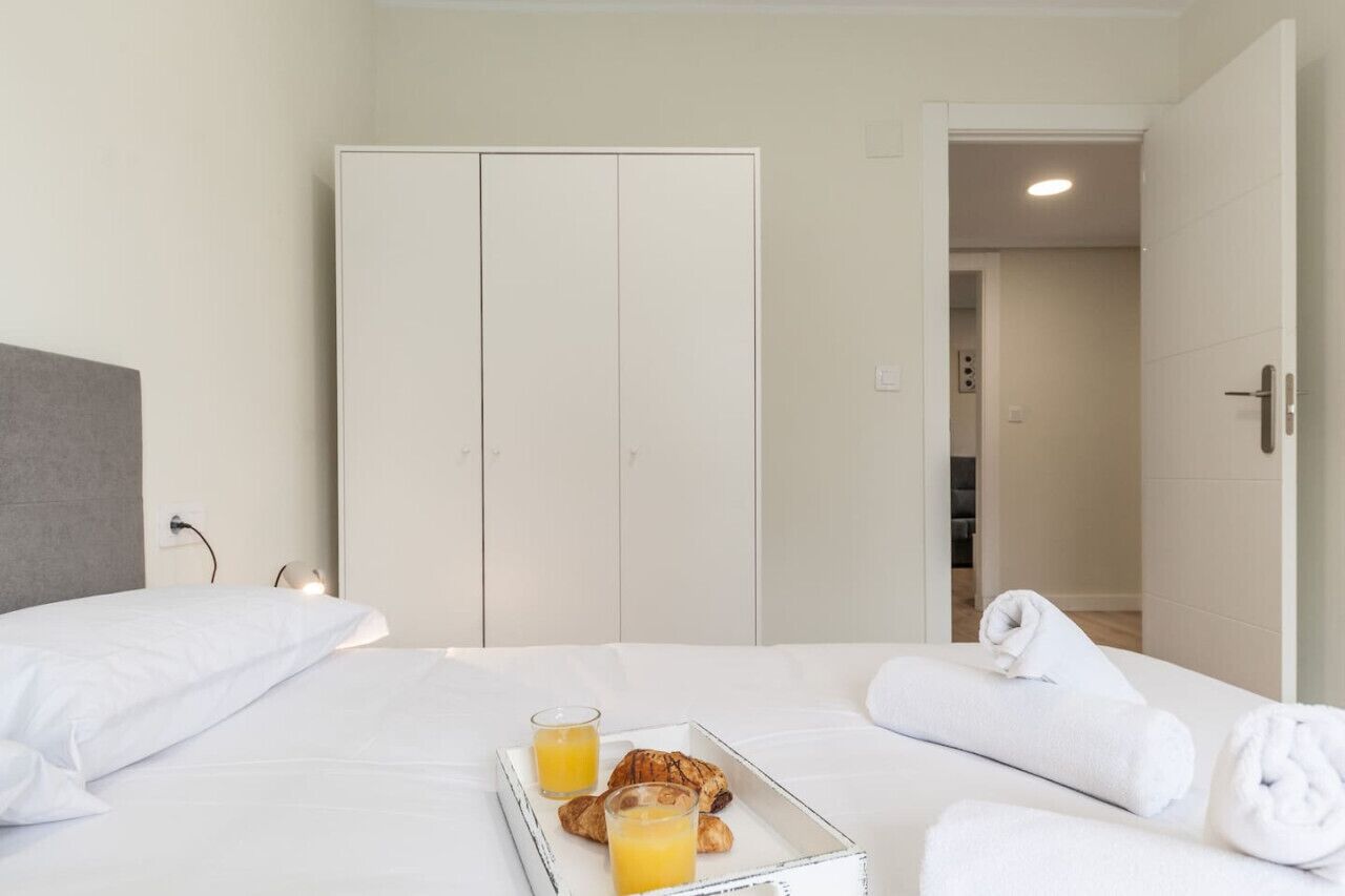 3 bedrooms, desk, WiFi, bed sheets