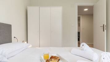 3 bedrooms, desk, WiFi, bed sheets