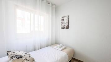 2 bedrooms, desk, WiFi, bed sheets