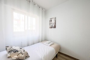 2 室のベッドルーム、デスク、WiFi、ベッドシーツ