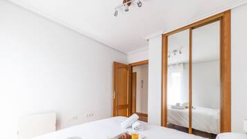 2 bedrooms, desk, iron/ironing board, WiFi