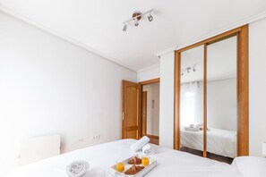 2 bedrooms, desk, iron/ironing board, WiFi