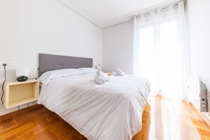 2 bedrooms, desk, iron/ironing board, WiFi