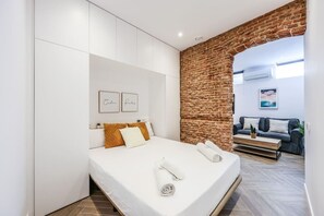 1 dormitorio, tabla de planchar con plancha, wifi y ropa de cama