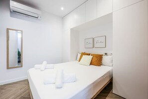 1 dormitorio, tabla de planchar con plancha, wifi y ropa de cama