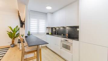 Een koelkast, een magnetron, een oven, een kookplaat