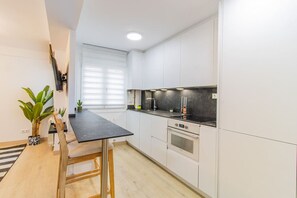 Køleskab, mikrobølgeovn, ovn, kogeplade