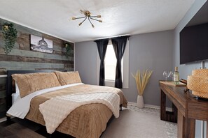 2 bedrooms, in-room safe, desk, iron/ironing board