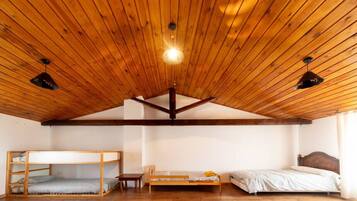 5 bedrooms, desk, WiFi, bed sheets