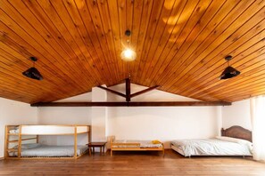 5 bedrooms, desk, WiFi, bed sheets